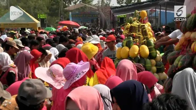 Hasil bumi yang melimpah.  Warga di kabupaten Lamongan, Jawa Timur, membuat Festival Gunungan yang terbuat dari beberapa buah-buahan hasil panen raya.