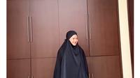 Donna Harun pakai hijab syari bikin pangling. (sumber: Instagram/donnaharunofficial)