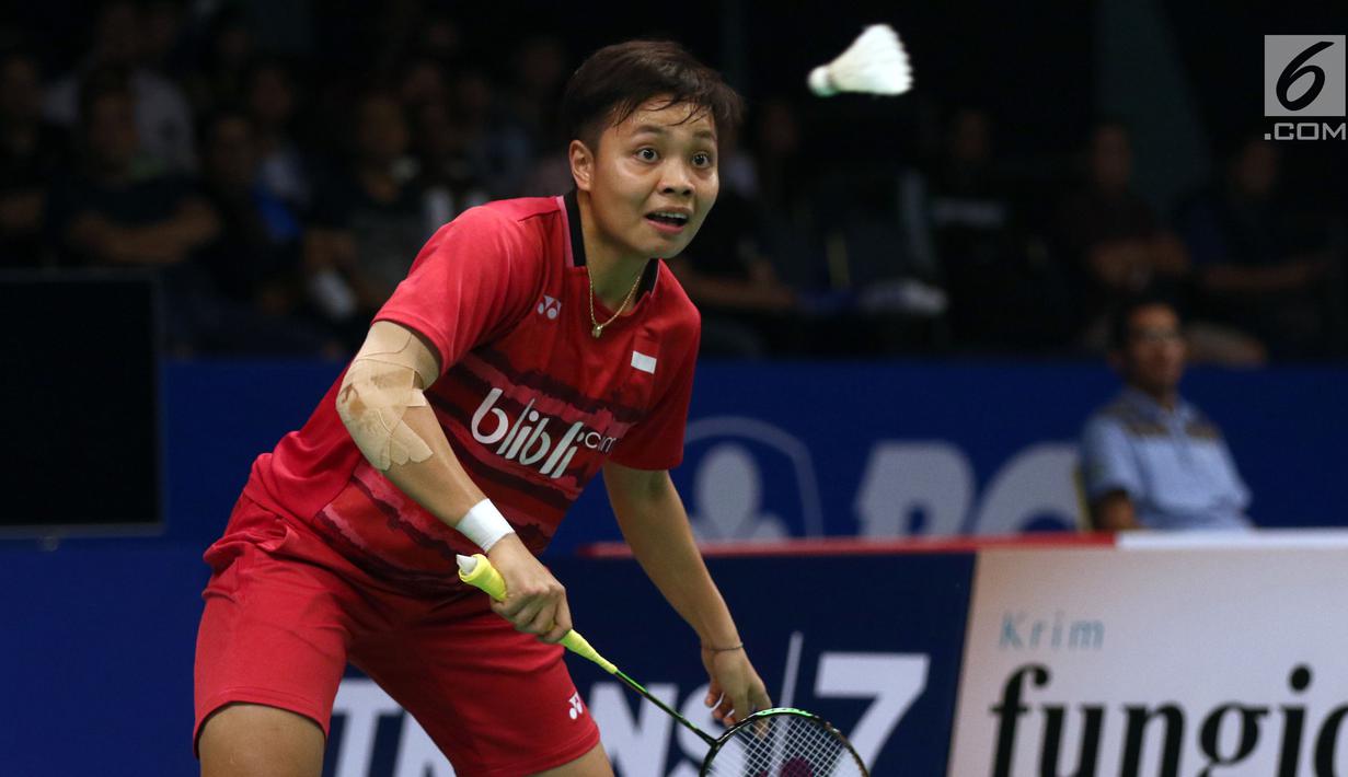 Ganda Putri Indonesia, Apriyani Rahayu mengembalikan kok ke arah Chang Ye Na/Lee So Hee (Korsel) di Babak Kedua Indonesia Open 2017, Jakarta, Kamis (15/6). Greysia/Apriyani kalah 18-21, 14-21. (Liputan6.com/Helmi Fithriansyah)