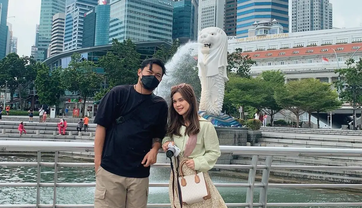 Dalam unggahan media sosial Instagramnya, Sinta menuliskan bahwa sudah sampai tiga tahun ia tidak pulang ke Indonesia. Pada awal tahun ini ia pun pulang ke Tanah Air bersama suami dan menyempatkan liburan bareng ke Singapura. Tinggal di New Caledonia, Prancis, sudah cukup jarang ia kumpul bersama sahabatnya, Jojo. (Liputan6.com/IG/@sisisinta)