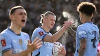 Bomber Manchester City, Erling Haaland, merayakan gol yang dicetaknya ke gawang Bournemouth dalam laga perempat final Piala FA 2024/2025 di Vitality Stadium, Minggu (30/3/2025). (AP Photo/Ian Walton)