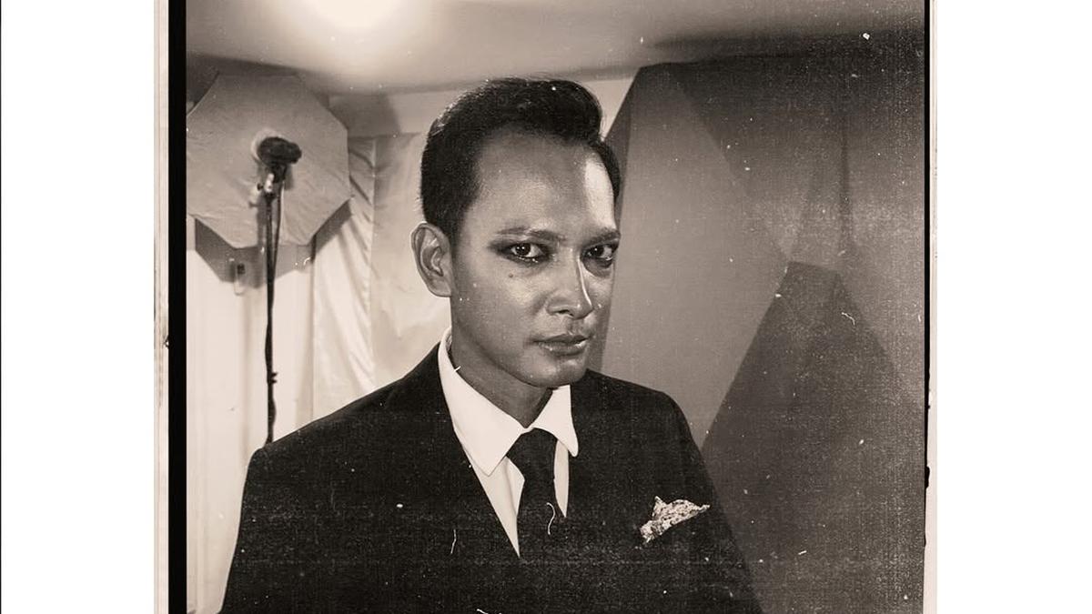 6 Pose Fedi Nuril dengan Setelan Jas, Formal di Gala Premiere Hingga Viral Pakai Celak Hitam di FFI 2025