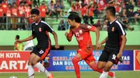 Peman Persijap (hitam) saat melawan Persis Solo pada turnamen Piala Polda Jateng di Stadion Manahan, beberapa waktu lalu. (Bola.com/Romi Syahputra)