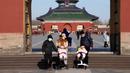 Pengunjung memakai masker saat mengunjungi Temple of Heaven di Beijing, China, Kamis (8/12/2022). Aturan yang telah memukul negara dengan ekonomi terbesar kedua di dunia itu dan memicu protes yang jarang terjadi terhadap Partai Komunis yang berkuasa. (AP Photo/Ng Han Guan)