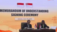 Menteri Energi dan Sumber Daya Mineral (ESDM) Bahlil Lahadalia resmi menandatangani Nota Kesepahaman (MoU) bersama pemerintah Singapura terkait ekspor listrik. (Foto: Liputan6.com/Arief R)
