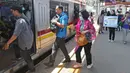 Penumpang menaiki kereta di stasiun kereta Depok, Jumat (6/3/2020).  PT KAI Daop 1 gencar melakukan kegiatan  sosialisasi mengenai penyebaran virus corona dengan menghadirkan kereta kesehatan Rail Clinic bagi warga sekitar stasiun Depok dan Bogor. (Liputan6.com/Herman Zakharia)