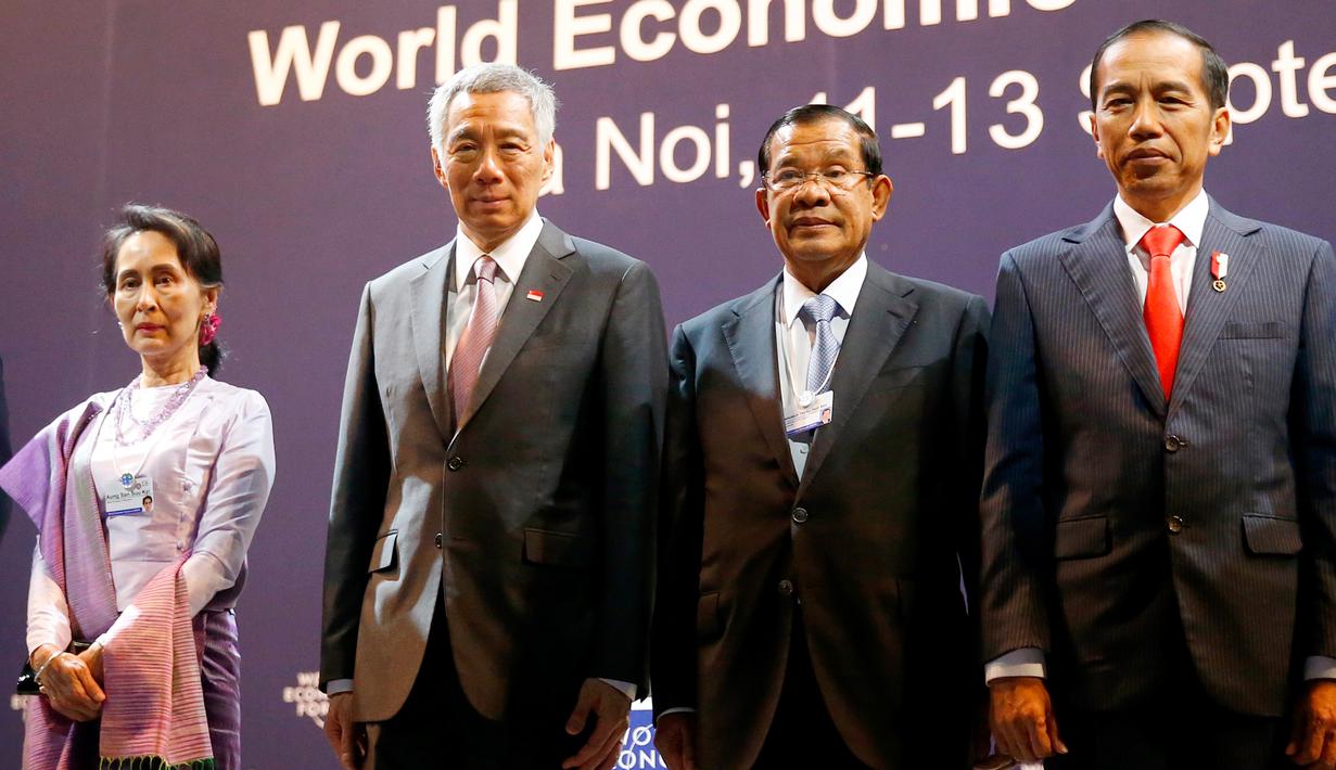 Presiden Joko Widodo (kanan) bersama Pemimpin Myanmar Aung San Suu Kyi (kiri), PM Singapura Lee Hsien Loong (dua kiri), dan PM Kamboja Hun Sen (dua kanan) saat pembukaan World Economic Forum on ASEAN, Hanoi, Vietnam, Rabu (12/9). (AP Photo/Bullit Marquez)