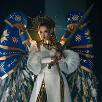 Miss Ukraina Viktoria Apanasenko menciptakan konsep kostum nasional Miss Universe saat menyaksikan perang dari material terbatas dan penerangan cahaya lilin (Foto: Instagram @crystal.viktoria)