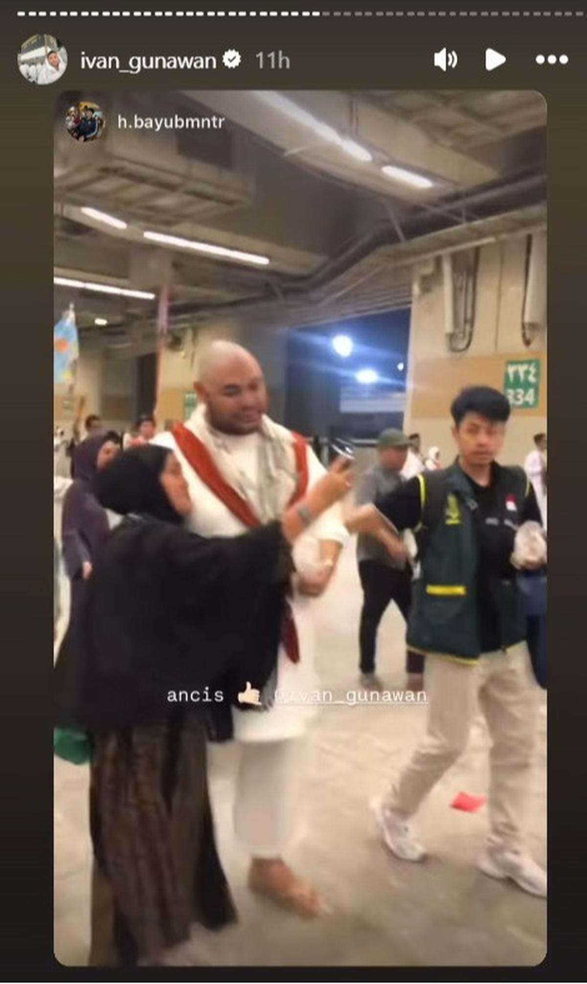 7 Potret Ivan Gunawan Jalan Kaki Menuju Jamarat untuk Lempar Jumrah, Langsung Diserbu Emak-Emak Jemaah Haji Indonesia Minta Foto Bareng