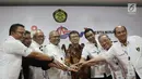 Kepala SKK Migas Amien Sunaryadi (empat kiri), Presiden CNOOC Cui Hanyun (empat kanan) dan jajaran direksi Pertamina saat serah terima alih kelola Wilayah Kerja Southeast Sumatera di Pulau Pebelokan, Kepulauan Seribu, (5/9). (Liputan6.com/Herman Zakharia)