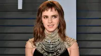 Aktris muda, Emma Watson berpose setibanya pada pesta after-party Vanity Fair Oscar 2018 di Beverly Hills, California, Minggu (4/3). Tak hanya itu, rambut aktris 27 tahun ini juga terlihat terurai rapi dengan poni tengahnya. (Evan Agostini/Invision/AP)
