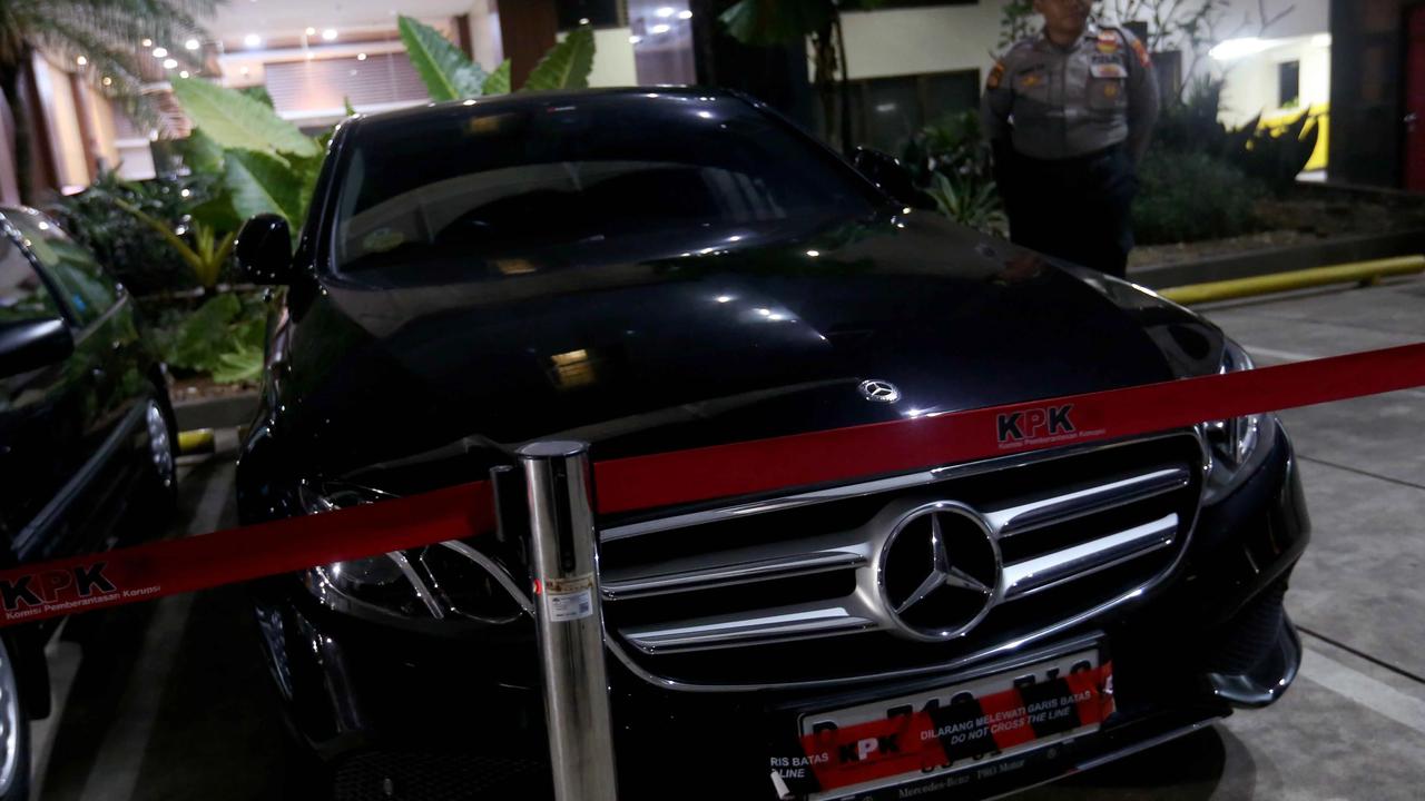 FOTO: KPK Sita Puluhan Kendaraan Usai OTT Imigrasi Jakarta Barat