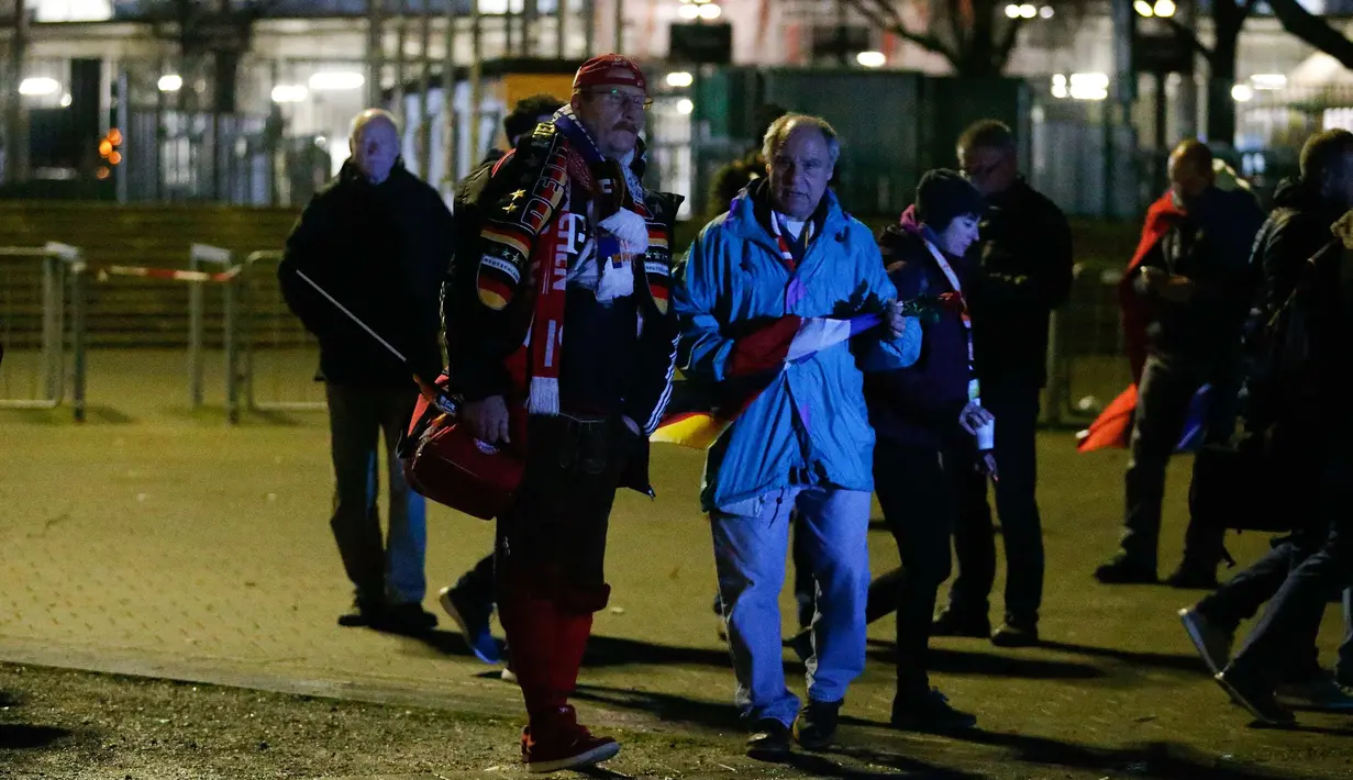 Penonton meninggalkan Stadion HDI Arena, Hanover, Selasa (17/11). Pertandingan persahabatan antara Jerman melawan Belanda di Stadion tersebut dibatalkan beberapa saat menjelang kick off setelah adanya ancaman bom. (REUTERS/Morris Mac Matzen)