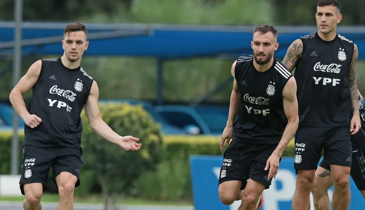 Gelandang Argentina Giovani Lo Celso mengontrol bola di sebelah German Pezzella dan Leandro Paredes selama sesi latihan menjelang lanjutan kualifikasi Piala Dunia 2022 di Ezeiza, Buenos Aires, 26 Januari 2022. Argentina akan bermain tandang kontra Chile pada 28 Januari 2022. (ALEJANDRO PAGNI/AFP)