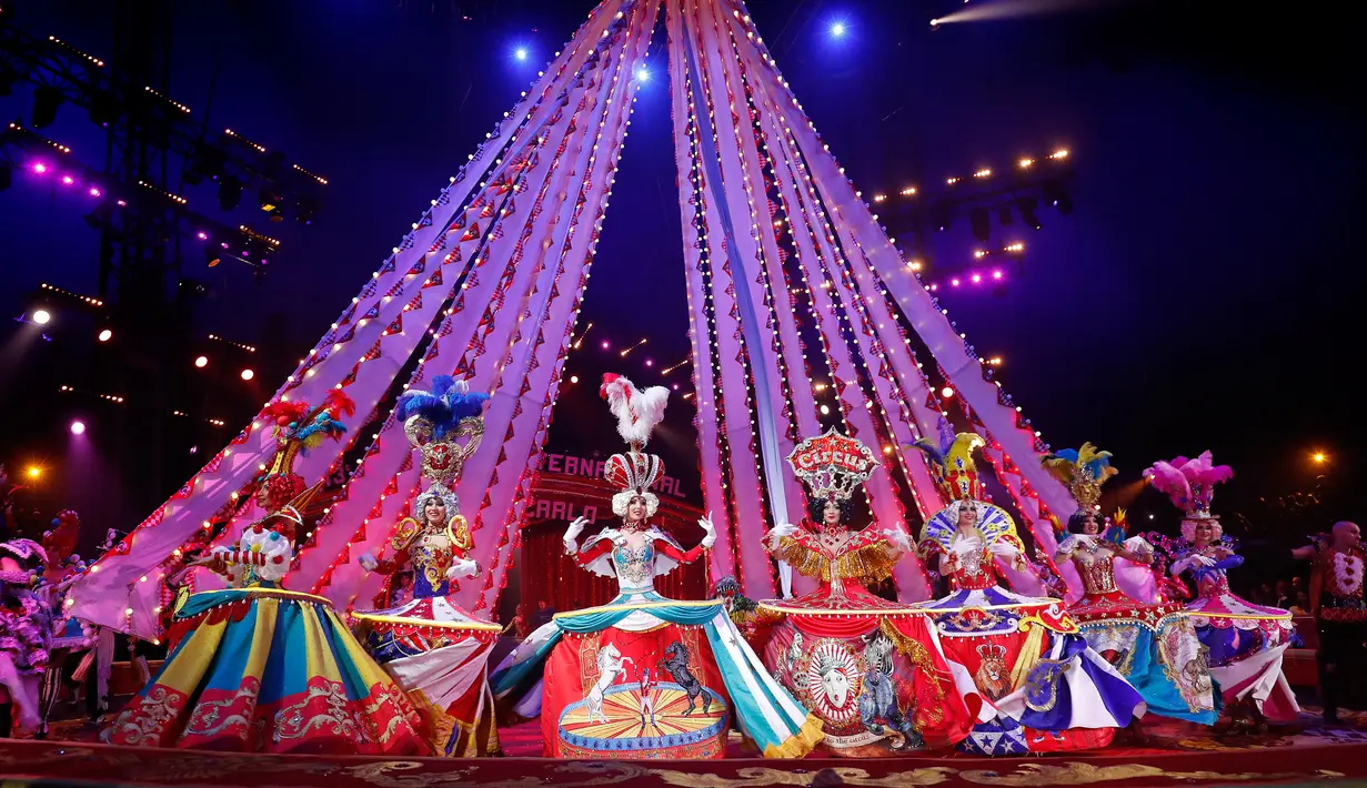 The Royal Circus Ballet asal Rusia tampil dalam upacara pembukaan Festival Sirkus Internasional Monte-Carlo ke-43 di Monako, Kamis (17/1). Festival ini akan berlangsung hingga 27 Januari 2019. (Sebastien Nogier/Pool/AFP)