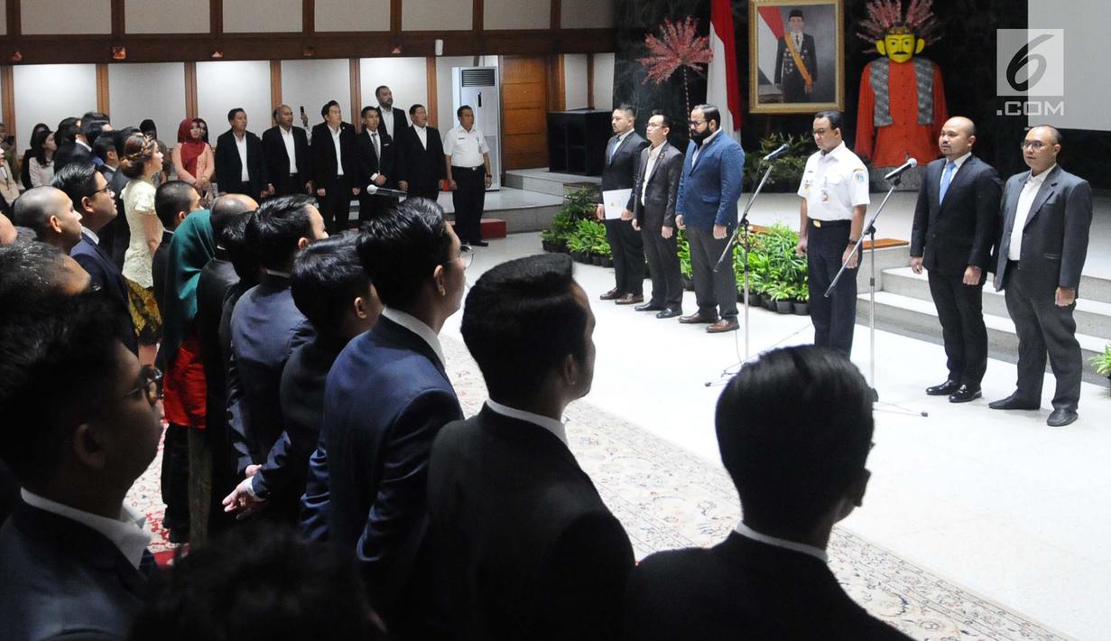 Gubernur DKI Jakarta Anies Baswedan saat pelantikan anggota Himpunan Pengusaha Muda Indonesia Jakarta (HIPMI Jaya) di Balai Kota Jakarta, Rabu (12/12). Sebanyak 151 anggota HIPMI Jaya dilantik dengan masa jabatan 2017-2020. (Liputan6.com/Angga Yuniar)