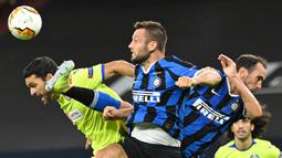 Gelandang Inter Milan, Roberto Gagliardini, berebut bola dengan penyerang Getafe, Enric Gallego, pada laga 16 besar Liga Europa 2019/2020 di Veltins Arena, Kamis (6/8/2020) dini hari WIB. Inter Milan menang 2-0 atas Getafe. (AFP/ Ina Fassbender/various sources)