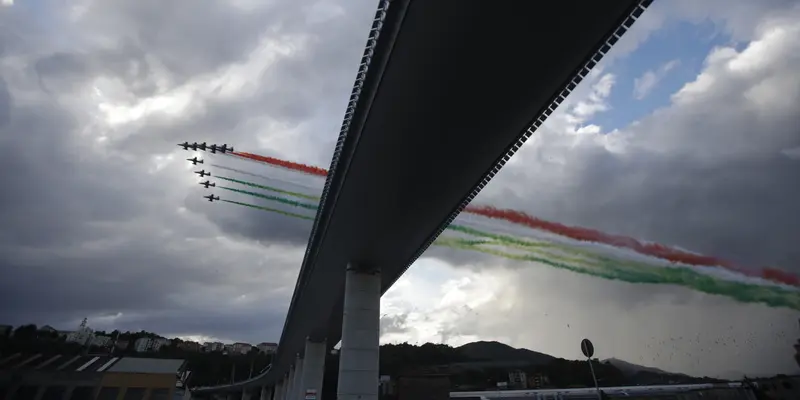 FOTO: Atraksi Aerobatik Tandai Peresmian Jembatan Saint George Genoa