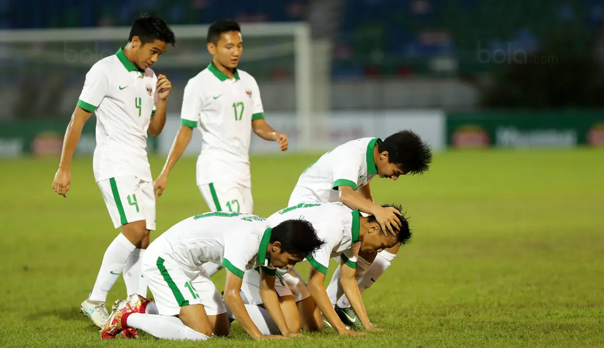 Para pemain Timnas Indonesia U-19 sujud merayakan gol yang dicetak Feby Eka Putra ke gawang Filipina U-19 pada laga Piala AFF U-18 di Stadion Thuwunna, Myanmar, Kamis (7/9/2017). Indonesia unggul 5-0 pada babak pertama. (Liputan6.com/Yoppy Renato)