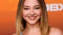 <p>Madelyn Cline menghadiri premiere "Outer Banks" di Regency Village Theatre, Los Angeles, California, Amerika Serikat, 16 Februari 2023. Untuk riasan, Cline memilih tampilan makeup glam yang lembut. (Frazer Harrison/Getty Images/AFP)</p>
