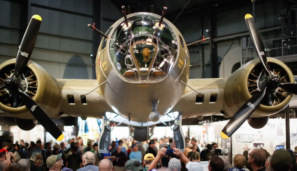 Boeing B-17 Flying Fortress, Memphis Belle saat dipamerkan di Museum Nasional Angkatan Udara AS, Dayton, Ohio, Rabu (16/5). Memphis Belle adalah pesawat pengebom pengintai sayap rendah AS yang dibuat untuk pasukan udara AS. (AP Photo/John Minchillo)