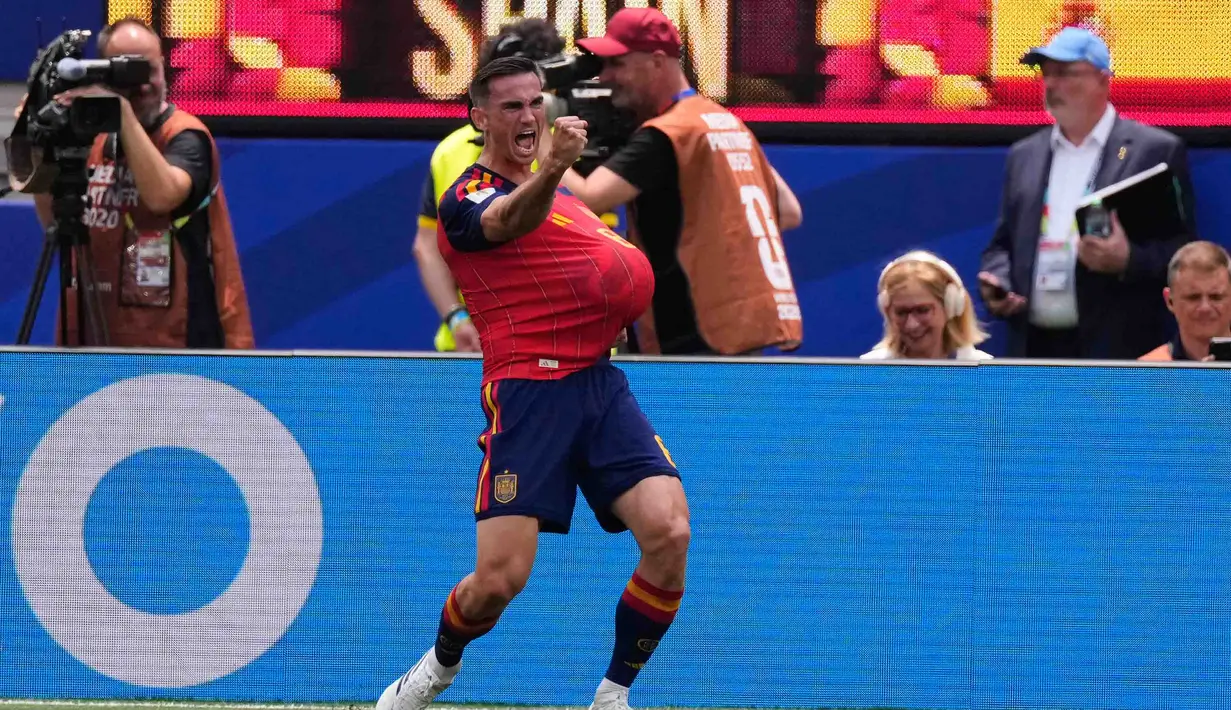 Pemain Spanyol Fabian Ruiz melakukan selebrasi setelah mencetak gol pembuka timnya selama pertandingan perempat final Piala Dunia sepak bola antara Spanyol dan Belgia di Inglewood, California, dekat Los Angeles, Jumat, 10 Juli 2026. (AP Photo/Mark J. Terrill)