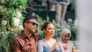 Sementara itu, Hamish Daud tampil super simple mengenakan kemeja Batik lengan pendek dan black jeans [tiktok.com/@ronysweetheart]