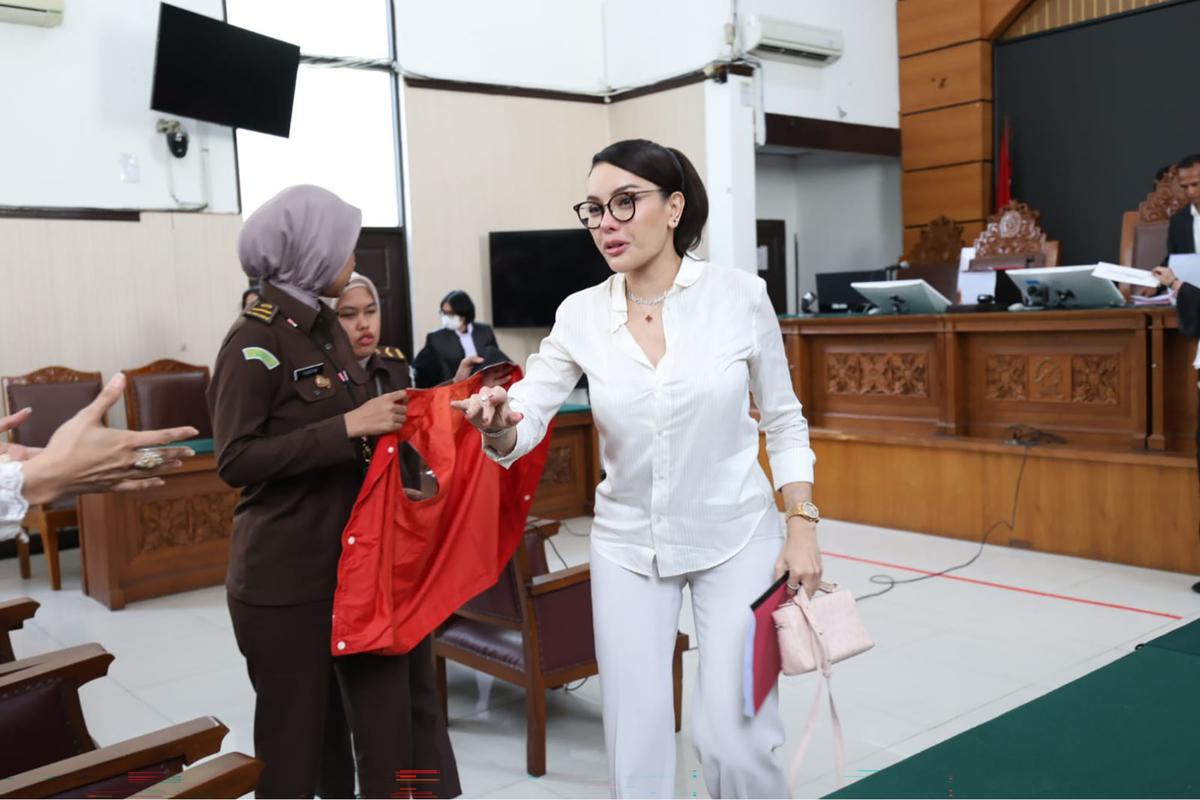 FOTO: Sidang Diwarnai Demo, Nikita Ajukan Eksepsi atas Dakwaan Pemerasan dan TPPU
