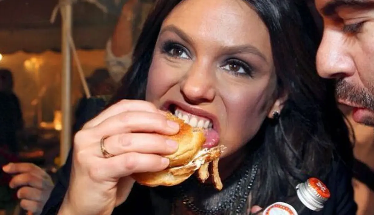 Duh, Rachel Ray ketangkap lahap banget nih makannya! Liat deh ekspresi kocaknya! (foodvixennyc.wordpress.com)