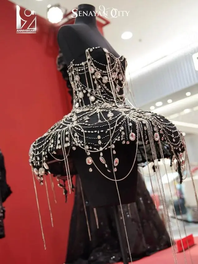 Menpar Widi Wardhana Resmikan Pameran Gaya Archive, Koleksi Serba Hitam Desainer Indonesia Jadi Sorotan