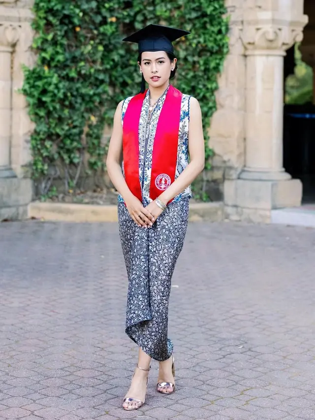 Wisuda Maudy Ayunda. [@maudyayunda]