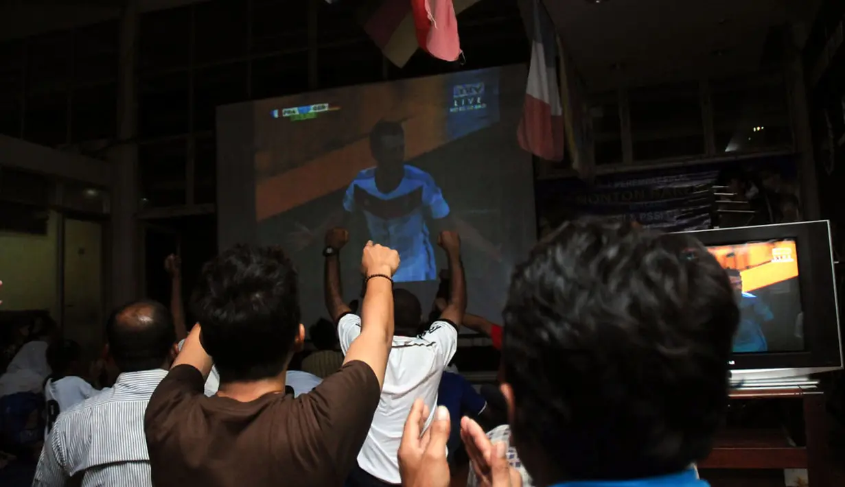 Sorak sorai para awak media membahana di kantor PSSI di Senayan, Jakarta, (5/7/2014), ketika pemain Jerman, Mats Hummels, berhasil menjebol gawang Perancis. (Liputan6.com/Helmi Fithriansyah)