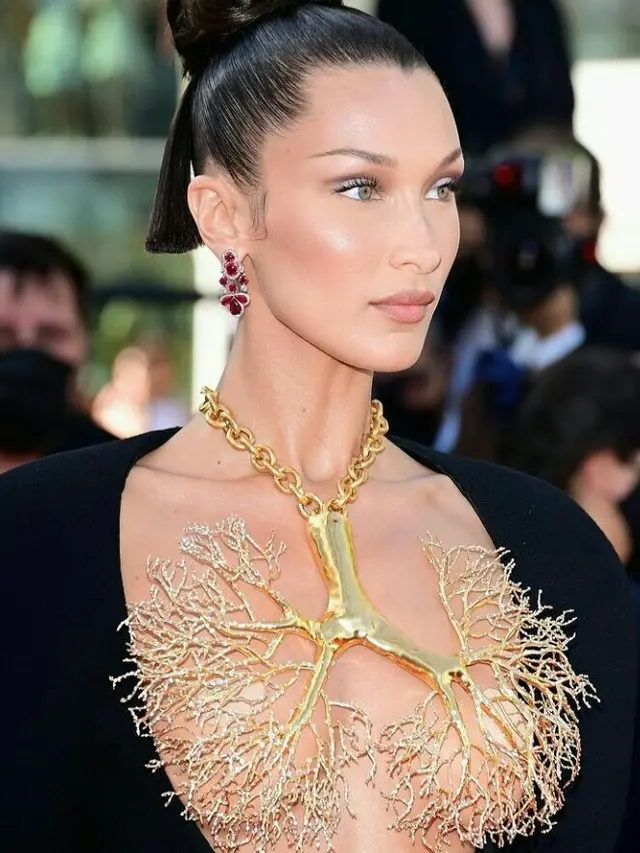 Melenggang di Paris, Bella Hadid Tampil Dramatis Pakai Kalung Bersiluet Paru-paru