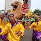 Kesenian Sisingaan Jaipong ikut meramaikan parade kebudayaan "Aksi Kita Indonesia" di Bundaran HI, Jakarta, Minggu (4/12). Selain membuat suasana meriah, pertunjukan kesenian asal Subang itu mengundang perhatian dari masyarakat (Liputan6.com/Fery Pradolo)