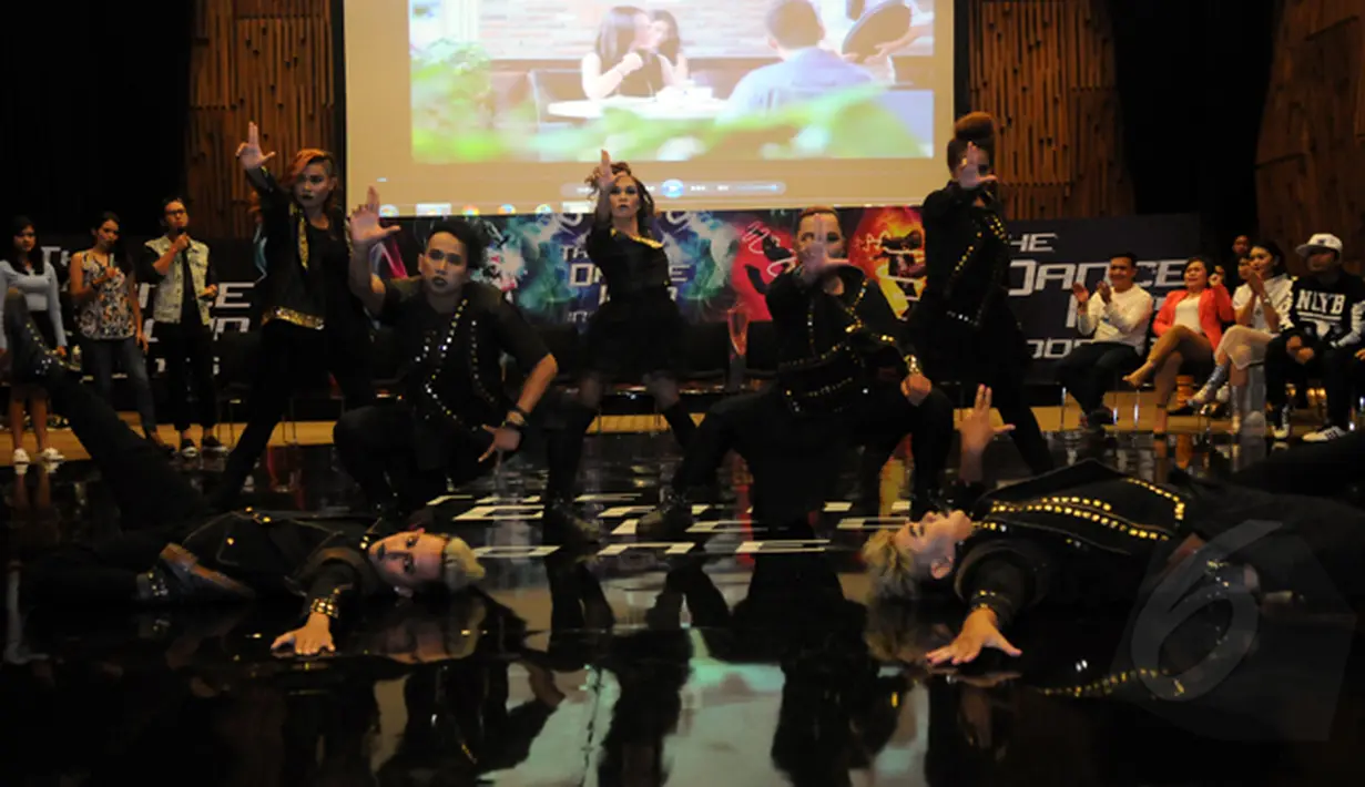 Aksi salah satu finalis The Dance Icon Indonesia jelang jumpa pers di SCTV Tower, Jakarta, Rabu (4/3/2015). The Dance Icon Indonesia merupakan ajang adu bakat menari dalam program SCTV. (Liputan6.com/Helmi Fithriansyah)