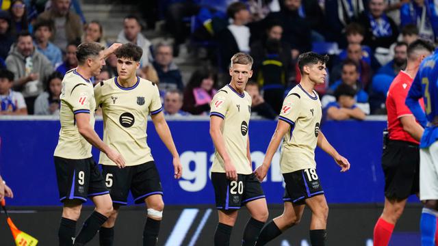 Penyerang Barcelona, Robert Lewandowski, pada laga Liga Europa