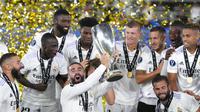 Dani Carvajal mengangkat trofi setelah memenangkan final Piala Super Eropa antara Real Madrid dan Eintracht Frankfurt di Stadion Olimpiade Helsinki, Finlandia, Kamis (11/8/2022) dini hari WIB. Real Madrid menang 2-0. (Foto AP/Antonio Calanni)