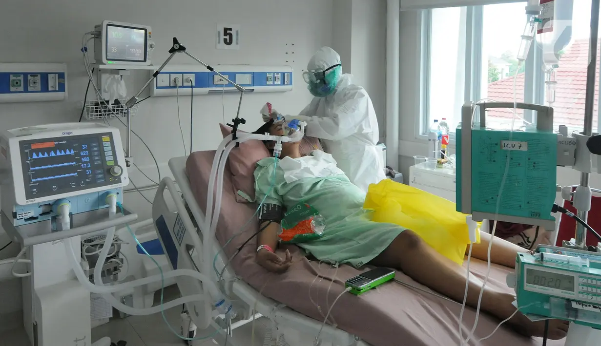 Paramedis menyisir rambut pasien COVID-19 di Ruang ICU RSUD Kota Bogor, Jawa Barat, Jumat (18/6/2021). Tingkat keterisian tempat tidur atau Bed Occupancy Rate (BOR) RSUD Kota Bogor saat ini mencapai 73 persen. (merdeka.com/Arie Basuki)