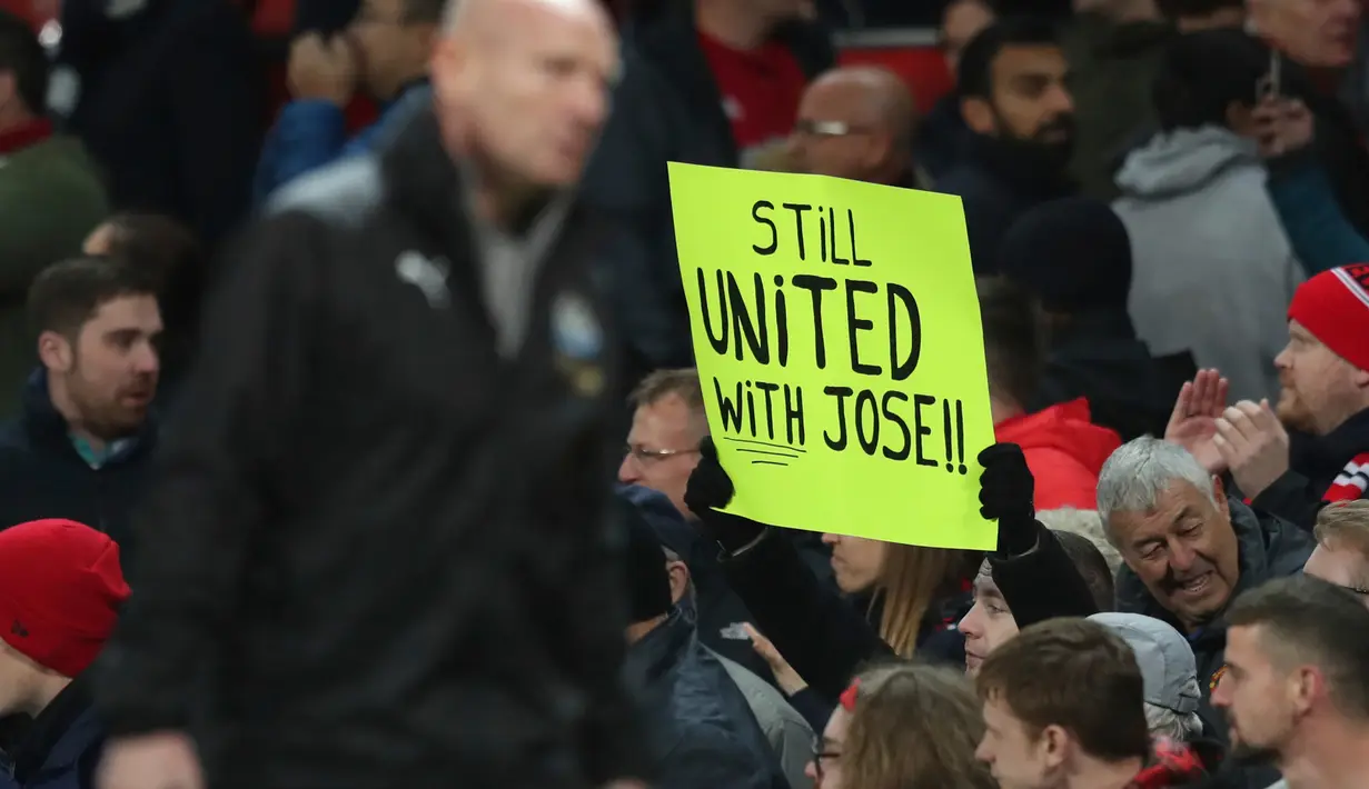 Suporter Manchester United saat mendukung tim kesayangannya bertanding melawan Newcastle United pada lanjutan Liga Inggris di stadion Old Trafford (6/10). MU menang tipis atas Newcastle 3-2. (AP Photo/Jon Super)
