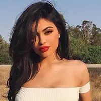 Setelah beberapa minggu kabar kehamilannya mencuat, Kylie Jenner memang belum mengumumkannya ke publik. Namun jangan khawatir, kabarnya tak lama lagi Kylie akan melakukannya. (Instagram/kyliejenner)