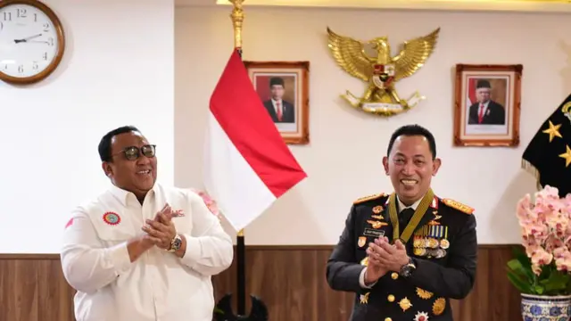 Presiden ASEAN Trade Union Council (ATUC) sekaligus Presiden Konfederasi Serikat Pekerja Seluruh Indonesia (KSPSI) Andi Gani Nena Wea menyampaikan ucapan selamat langsung kepada Kapolri Jenderal Listyo Sigit Prabowo yang tengah merayakan HUT Bhayangkara k