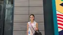 Puteri Indonesia 2023 Farhana Nariswari tampil cantik mengenakan batik bersiluet modern. Inner putih ditumpuk dengan outer batik berkerah tanpa lengan bernuansa merah muda yang lembut, dikombinasikan dengan midi pants dengan pita di bagian bawah. [Foto: Instagram/farhanariswari]