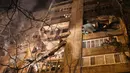 Puing-puing pesawat tempur yang jatuh ke daerah perumahan terlihat di bangunan yang rusak di Yeysk, Rusia, Senin (17/10/2022). Sebuah pesawat tempur Rusia telah jatuh ke daerah perumahan di di Yeysk, Rusia setelah mengalami kegagalan mesin. (AP Photo)
