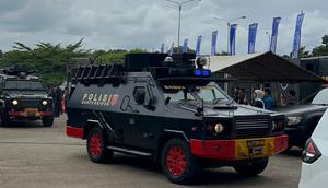 Pemain Persijak Jakarta menggunakan rantis dalam laga kontra Persib Bandung di Stadion GBLA, Minggu (11/1/2026). (Bola.com/Muhammad Adiyaksa)