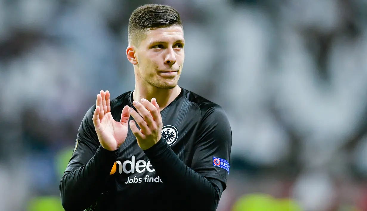 Striker Eintracht Frankfurt, Luka Jovic, merayakan gol ke gawang Chelsea pada leg pertama laga semifinal UEFA Europa League di Commerzbank Arena, Jerman, Kamis (2/5). Kepastian transfer Jovic itu diumumkan secara resmi oleh Madrid. (AFP/Uwe Anspach/dpa).