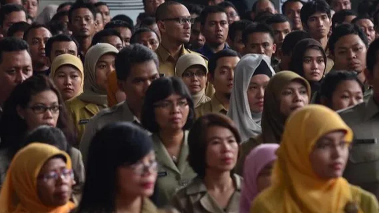 Untuk pegawai swasta, umumnya diasosiasikan sebagai pegawai yang memiliki etos kerja dan daya saing yang tinggi.