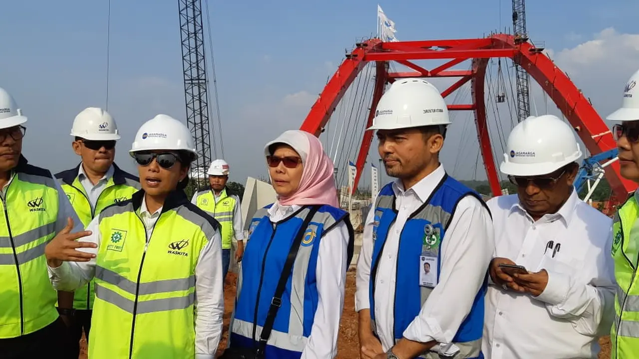 Menteri Rini meninjau dua ruas tol Trans Jawa yang pengerjaannya akan rampung akhir 2018. (Foto: Kementerian BUMN)