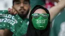 <p>Fans wanita Arab Saudi menonton pertandingan grup C Piala Dunia antara Polandia dan Arab Saudi, di Education City Stadium di Al Rayyan, Qatar, Sabtu, 26 November 2022. (AP Photo/Darko Vojinovic)</p>