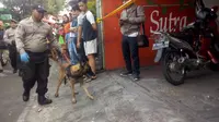 Polisi menggunakan penciuman anjing pelacak untuk mencari petunjuk pembunuhan seorang pekerja Seks Komersial di lokalisasi Sunan Kuning. (foto: Liputan6.com / felek wahyu)
