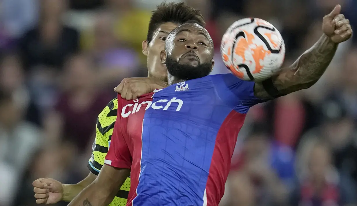 Striker Crystal Palace, Jordan Ayew (depan) mengontrol bola dibayangi bek Arsenal, Takehiro Tomiyasu pada laga Liga Inggris 2023/2024 di Selhurst Park, London (21/8/2023). Jordan Ayew didatangkan Crystal Palace pada awal musim 2019/2020 dari Swansea dengan nilai transfer hanya 2,8 juta euro dan masih menyisakan kontrak setahun lagi. Selain Crystal Palace, ia juga pernah membela Aston Villa dan Swansea di Premier League Liga Inggris. (AP Photo/Kin Cheung)